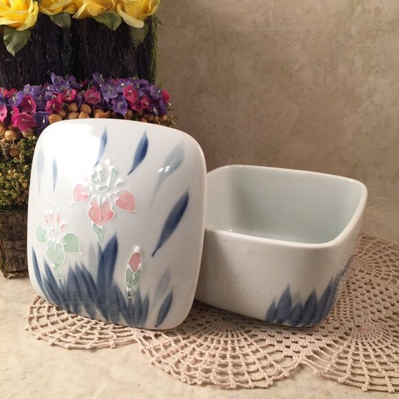 Vintage Otagiri Japan Porcelain Box with Lid for Dresser Trinkets Jewelry Powder - Picture 3 of 8